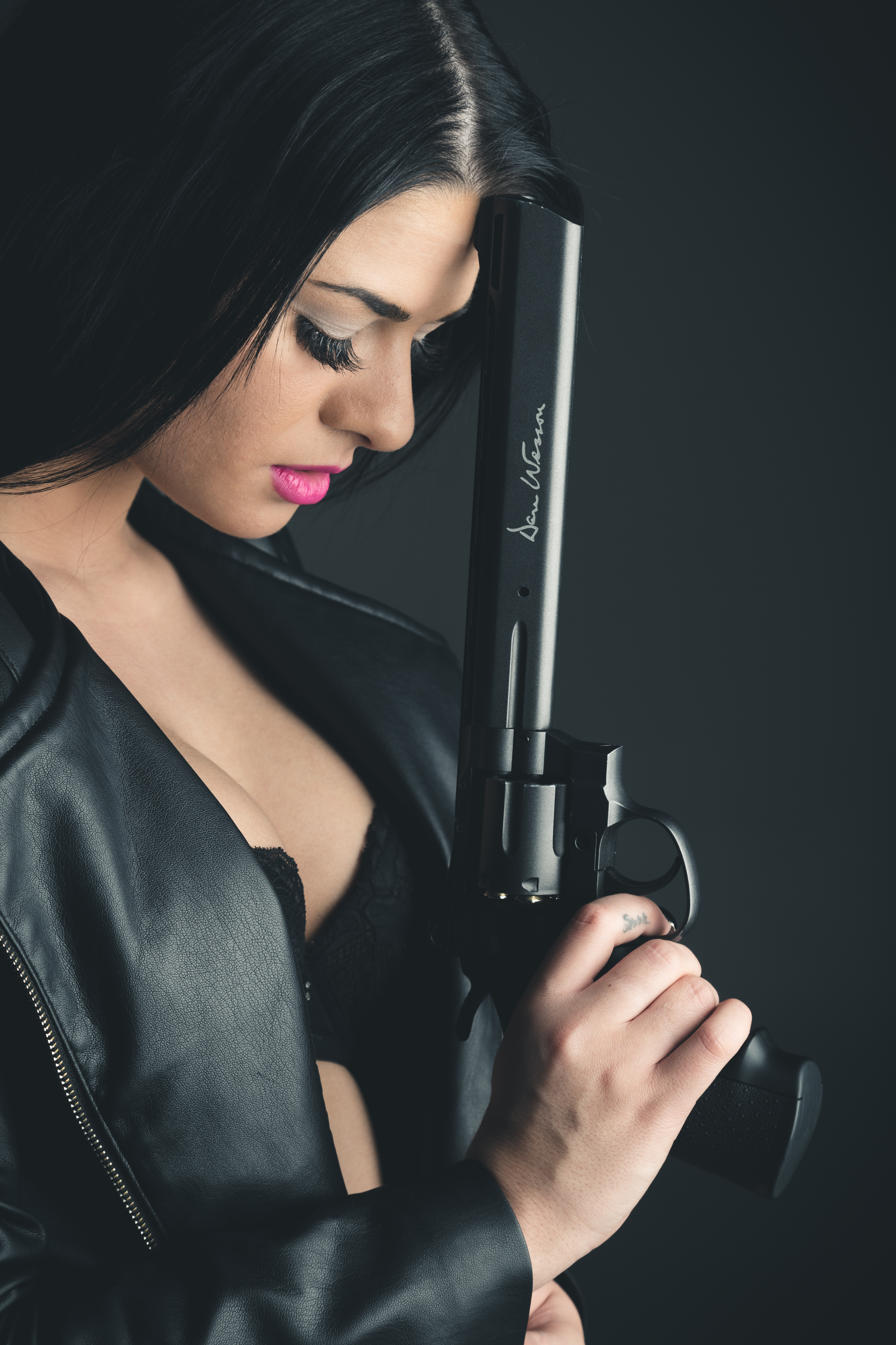 naise portree fotosessioon relvaga