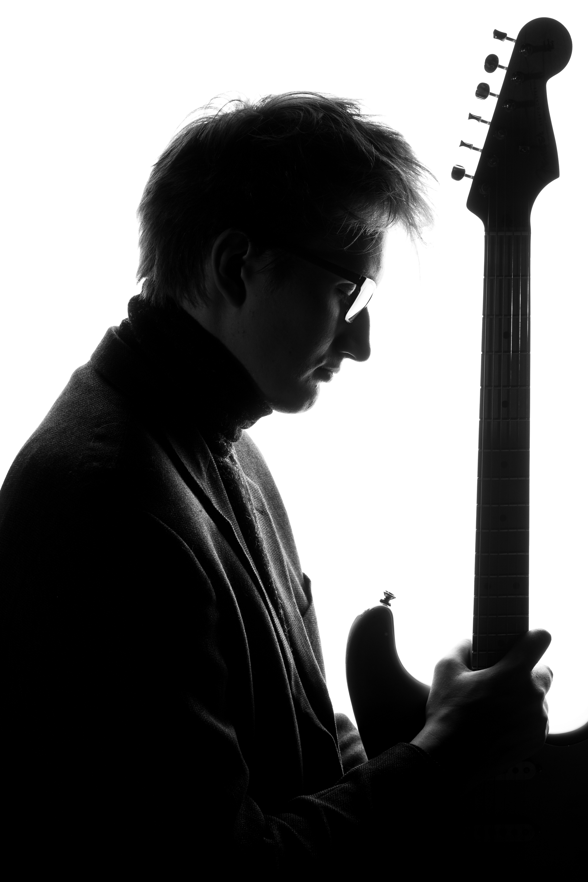 mustvalge pilt muusikust kitarriga