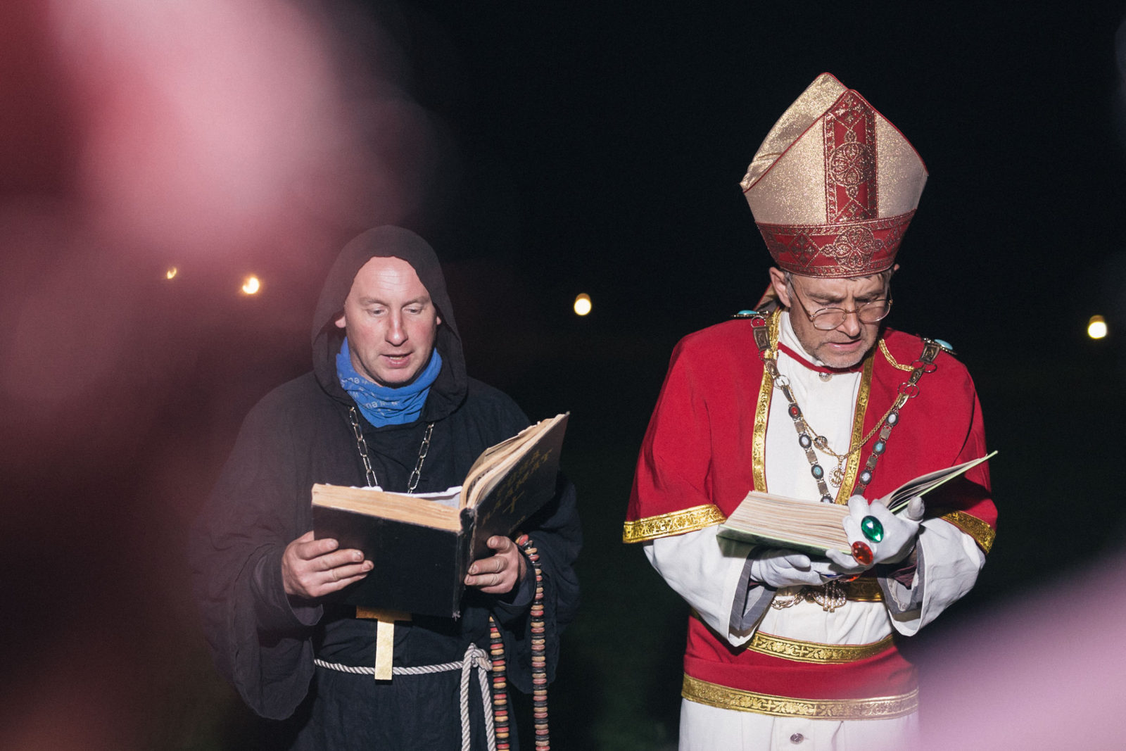 Pruutpaari pulmapäev fotosessioon fotograafiga