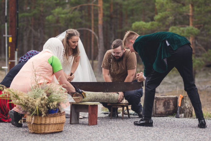 Pruutpaari traditsiooniline pulmamäng Hiiumaal